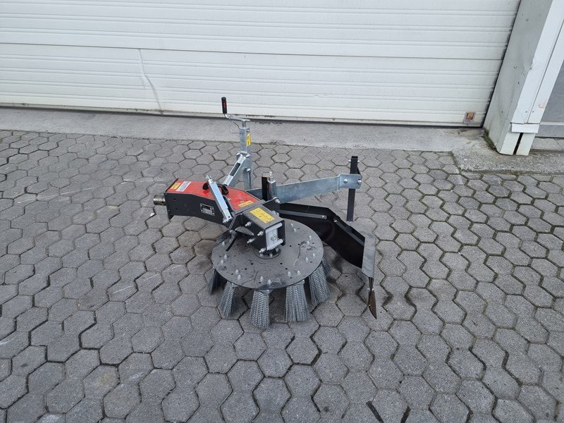 Kehrmaschine des Typs Rapid WKB 60 Wildkrautbürste, Ausstellungsmaschine in Chur (Bild 1)