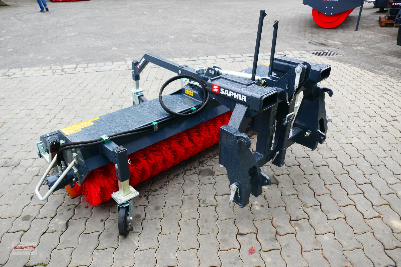 Kehrmaschine des Typs Saphir GKM 231 inkl. Kombiaufnahme (Euro, Dreipunkt, Staplergabel), Neumaschine in Dorfen (Bild 5)