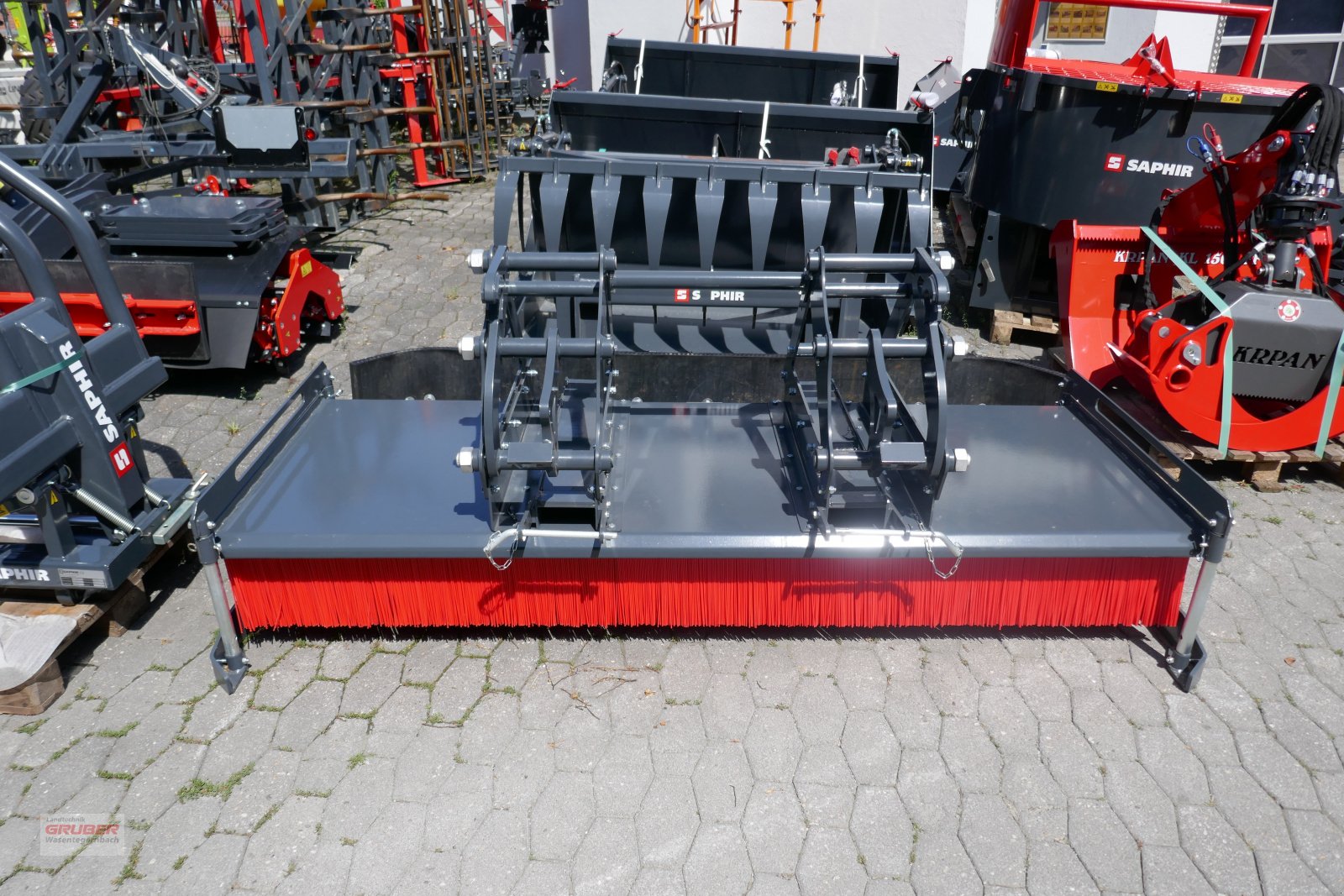 Kehrmaschine des Typs Saphir KB 25 Kehrbesen 2,50 m, Neumaschine in Dorfen (Bild 2)