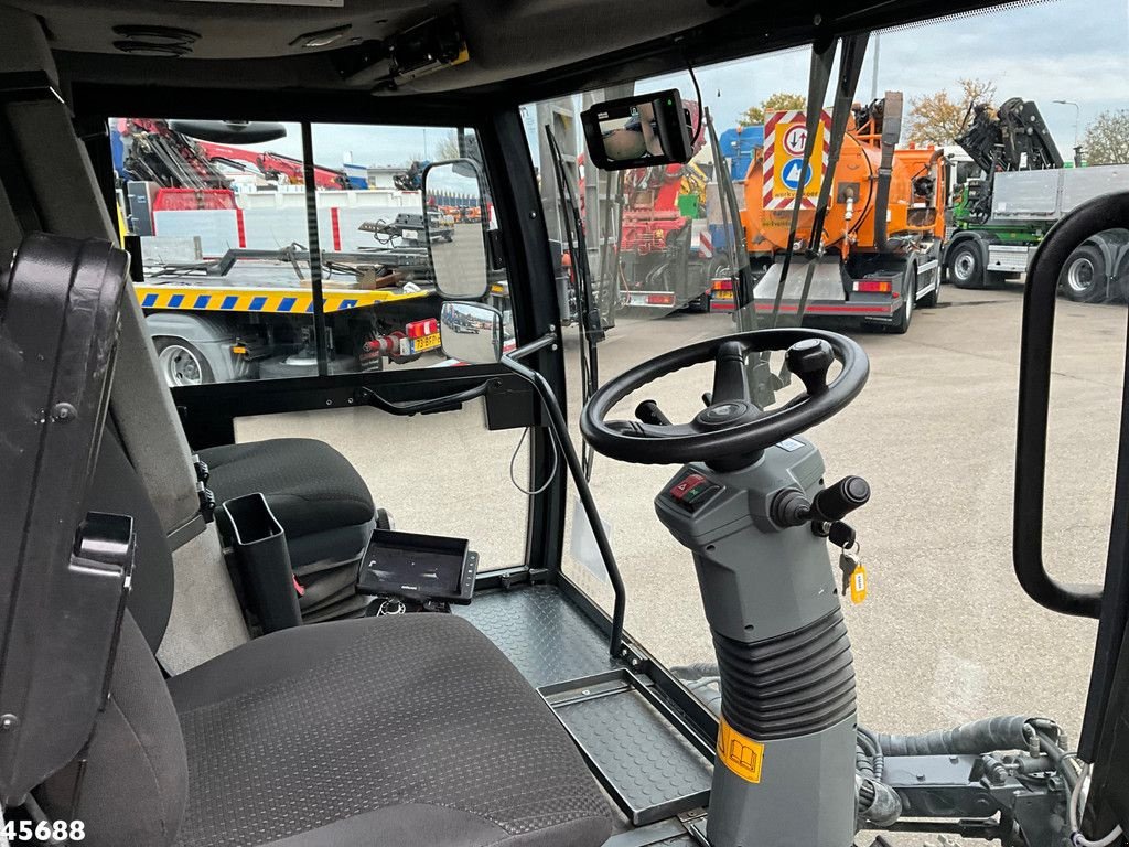 Kehrmaschine des Typs Schmidt Cleango Compact 500 Euro 6 with 3-rd brush Just 41.050 km!, Gebrauchtmaschine in ANDELST (Bild 11)