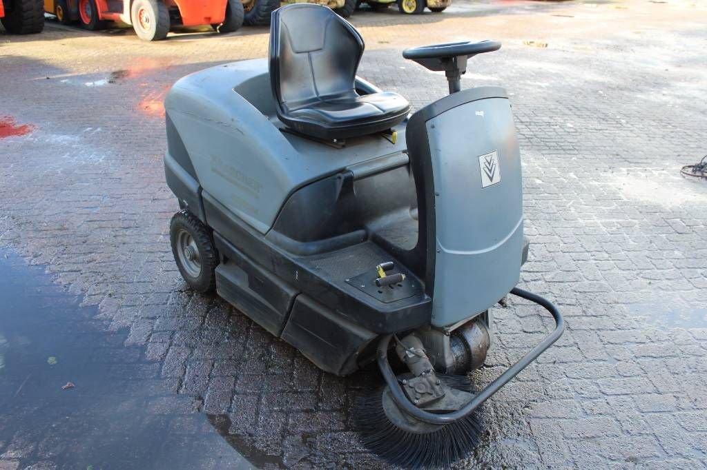 Kehrmaschine des Typs Sonstige K&auml;rcher KM 100/100, Gebrauchtmaschine in Rucphen (Bild 4)