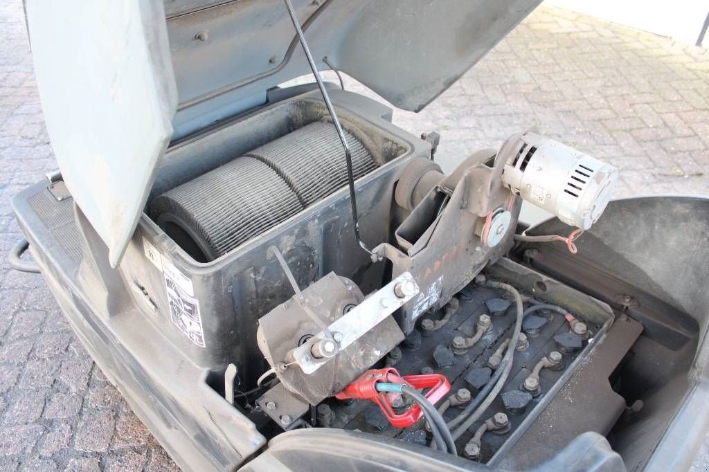 Kehrmaschine typu Sonstige K&auml;rcher KM 100/100, Gebrauchtmaschine v Rucphen (Obrázek 8)