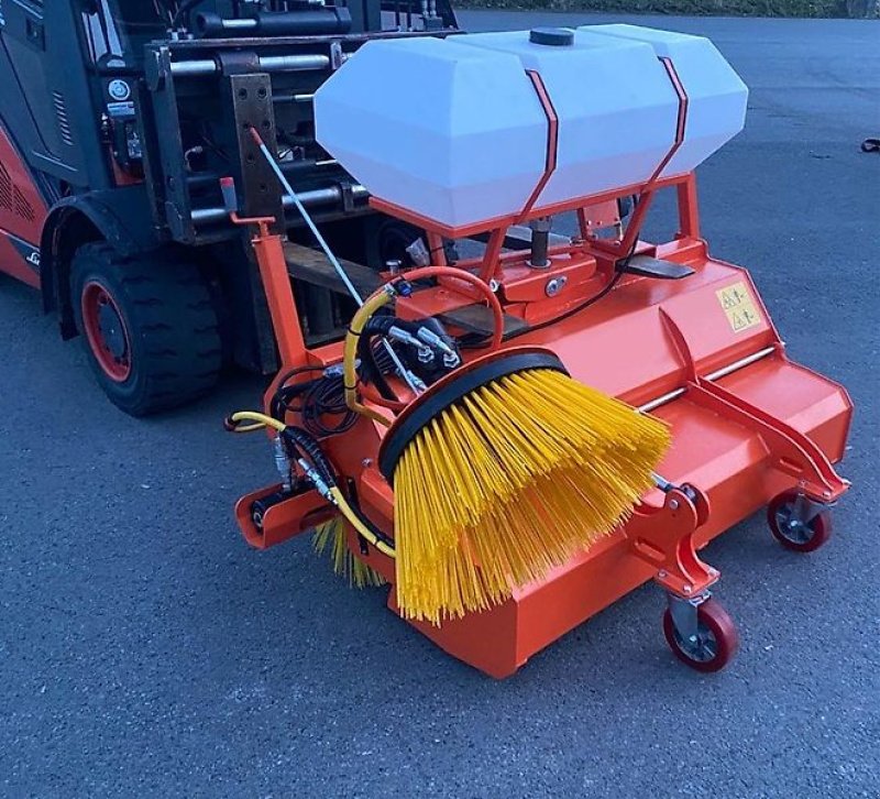 Kehrmaschine des Typs Sonstige Kehrmaschine Kehrbesen Kehrschaufel Besen Tuchel, Adler, Bema, Gebrauchtmaschine in Schmallenberg (Bild 1)