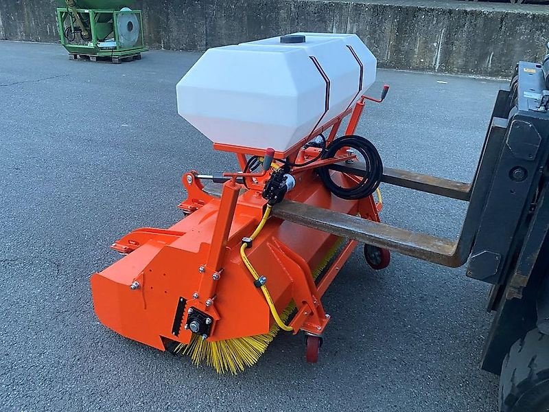 Kehrmaschine des Typs Sonstige Kehrmaschine Kehrbesen Kehrschaufel Besen Tuchel, Adler, Bema, Gebrauchtmaschine in Schmallenberg (Bild 4)