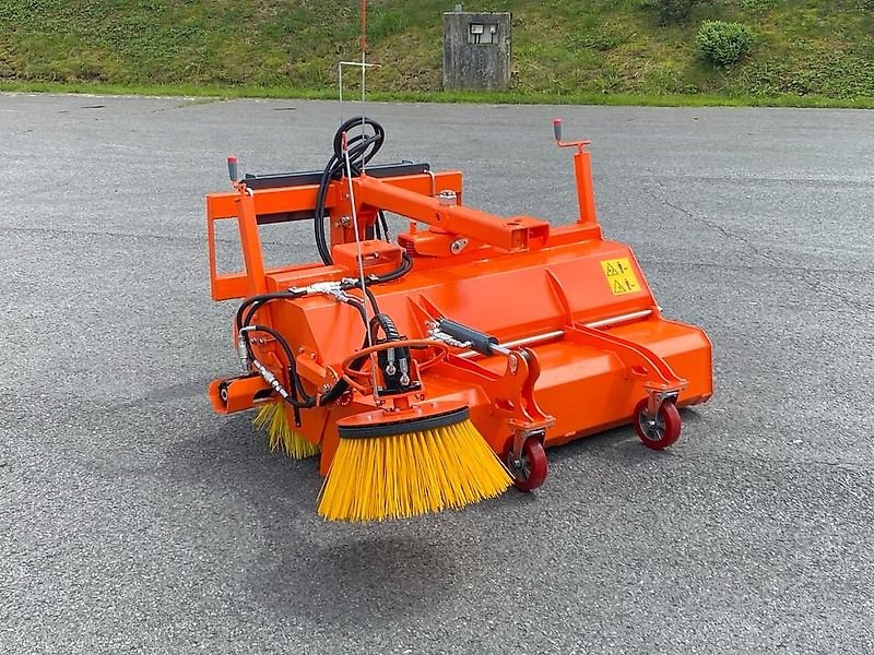 Kehrmaschine des Typs Sonstige Kehrmaschine Kehrschaufel Kehrbesen Besen keine Tuchel, Bema, Gebrauchtmaschine in Schmallenberg (Bild 1)