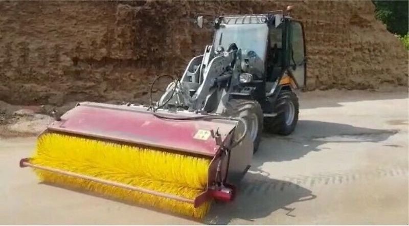 Kehrmaschine des Typs Sonstige Kehrmaschine Kehrschaufel Kehrbesen Frontladerbesen, Gebrauchtmaschine in Schmallenberg (Bild 1)