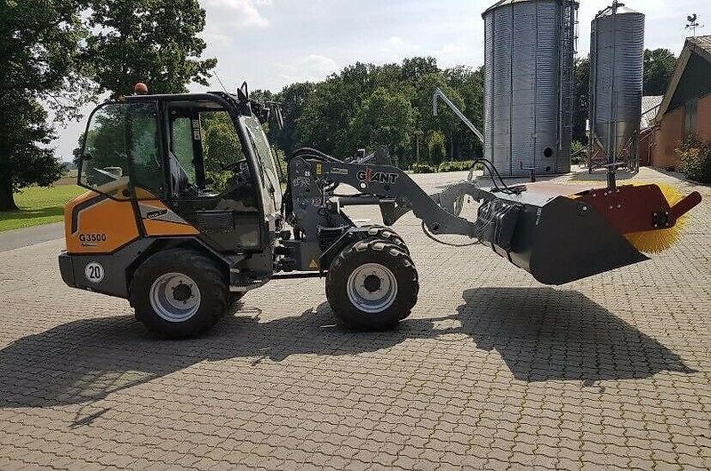 Kehrmaschine des Typs Sonstige Kehrmaschine Kehrschaufel Kehrbesen Frontladerbesen, Gebrauchtmaschine in Schmallenberg (Bild 2)