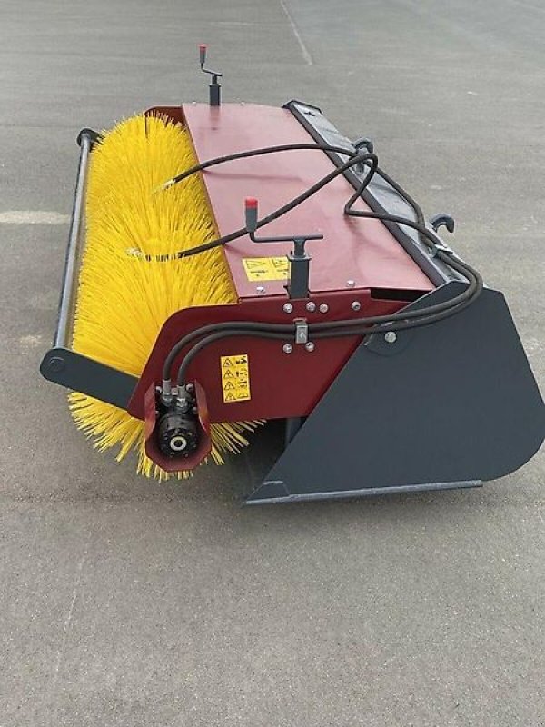Kehrmaschine des Typs Sonstige Kehrmaschine Kehrschaufel Kehrbesen Frontladerbesen, Gebrauchtmaschine in Schmallenberg (Bild 2)