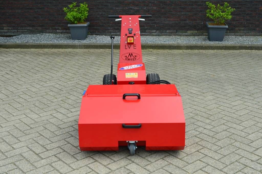 Kehrmaschine des Typs Sonstige M Sweep LV90E elektrische veegmachine met opvangbak, Neumaschine in Erichem (Bild 2)
