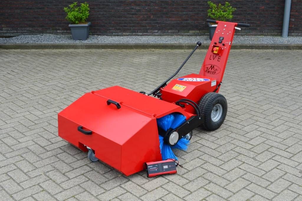 Kehrmaschine des Typs Sonstige M Sweep LV90E elektrische veegmachine met opvangbak, Neumaschine in Erichem (Bild 1)
