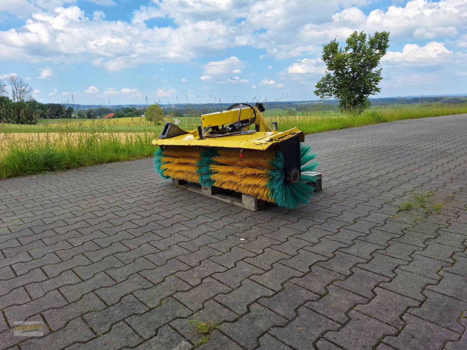Kehrmaschine des Typs Sperber 1500, Gebrauchtmaschine in Frauenneuharting (Bild 2)