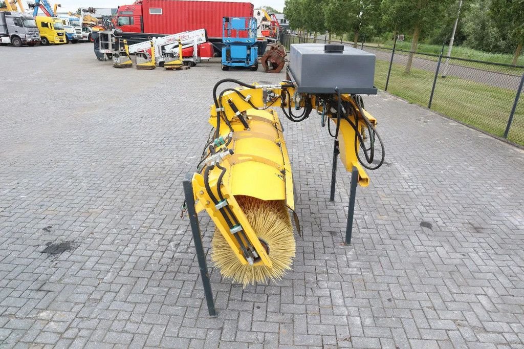 Kehrmaschine del tipo Stark RSW 3000 S SWEEPER BRUSH KEHRMASCHINE WATER SPRAY, Neumaschine en Marknesse (Imagen 7)