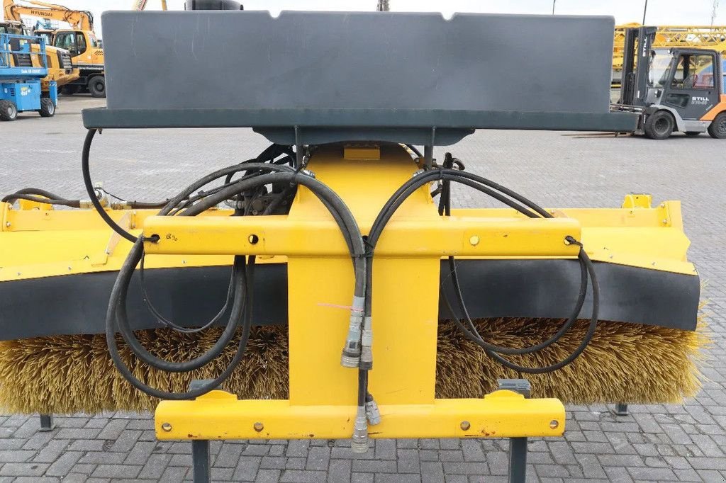 Kehrmaschine del tipo Stark RSW 3000 S SWEEPER BRUSH KEHRMASCHINE WATER SPRAY, Neumaschine en Marknesse (Imagen 9)