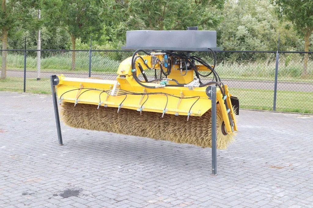 Kehrmaschine del tipo Stark RSW 3000 S SWEEPER BRUSH KEHRMASCHINE WATER SPRAY, Neumaschine en Marknesse (Imagen 1)