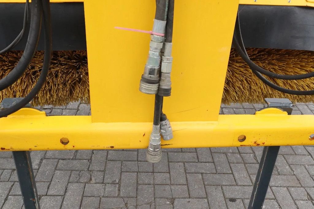 Kehrmaschine del tipo Stark RSW 3000 S SWEEPER BRUSH KEHRMASCHINE WATER SPRAY, Neumaschine en Marknesse (Imagen 10)