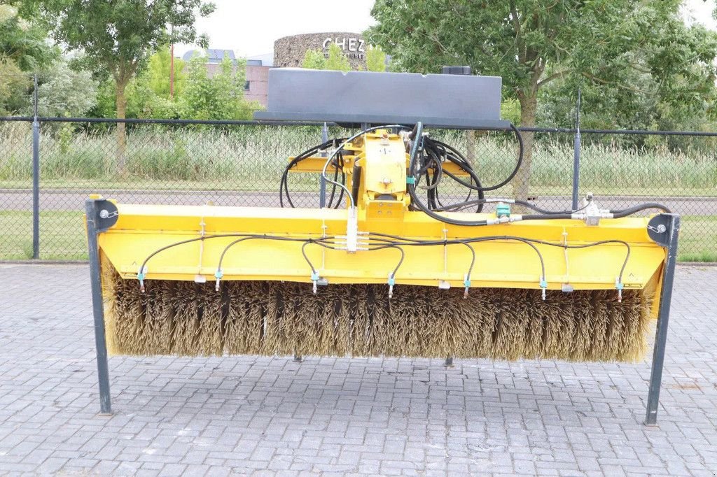 Kehrmaschine del tipo Stark RSW 3000 S SWEEPER BRUSH KEHRMASCHINE WATER SPRAY, Neumaschine en Marknesse (Imagen 2)