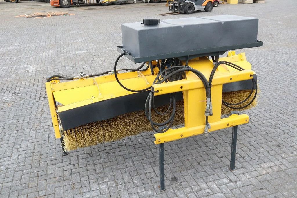 Kehrmaschine del tipo Stark RSW 3000 S SWEEPER BRUSH KEHRMASCHINE WATER SPRAY, Neumaschine en Marknesse (Imagen 8)