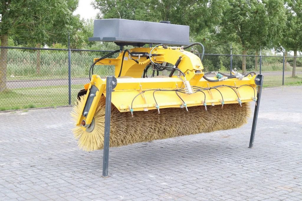Kehrmaschine типа Stark RSW 3000 S SWEEPER BRUSH KEHRMASCHINE WATER SPRAY, Neumaschine в Marknesse (Фотография 3)