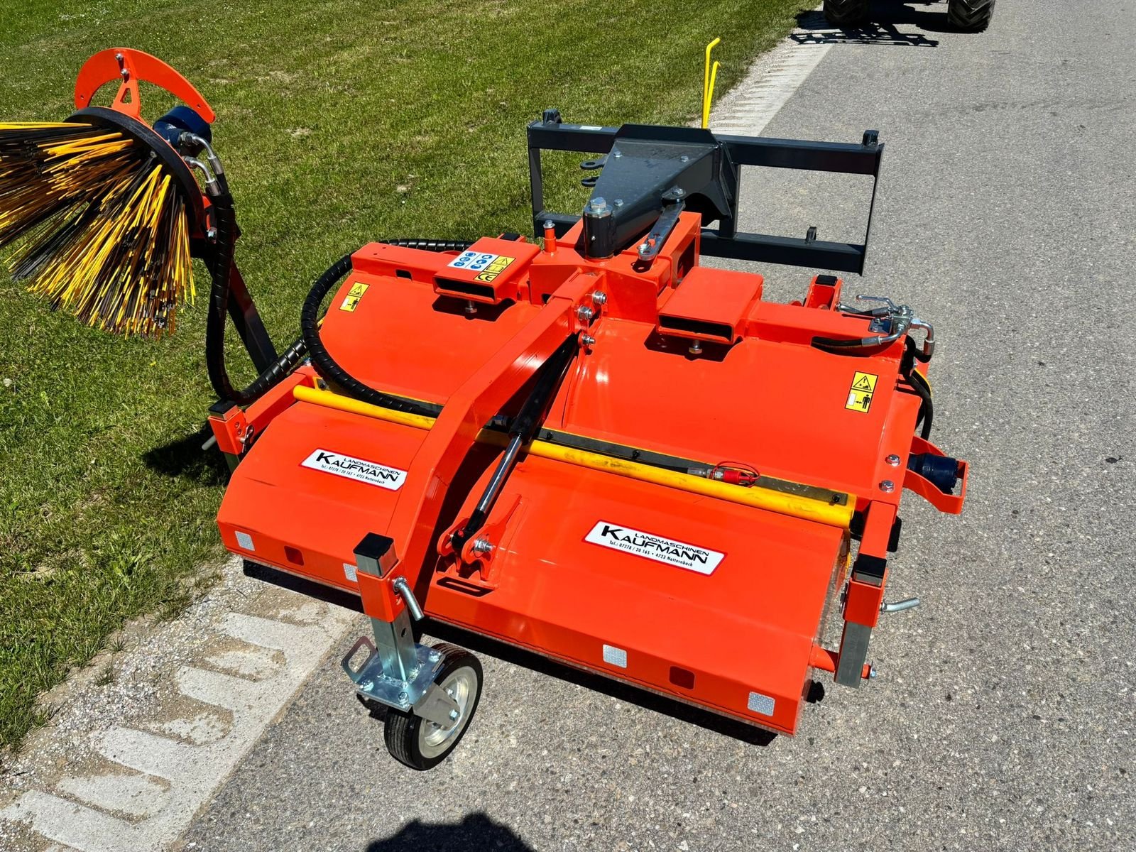 Kehrmaschine des Typs Stekro KEH 140 Kehrmaschine, Neumaschine in NATTERNBACH (Bild 1)