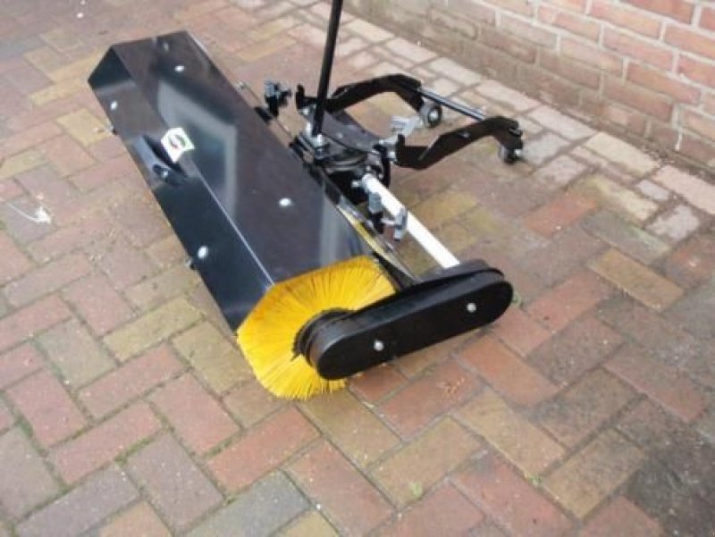 Kehrmaschine van het type Stiga veegborstel, Neumaschine in Roermond (Foto 1)