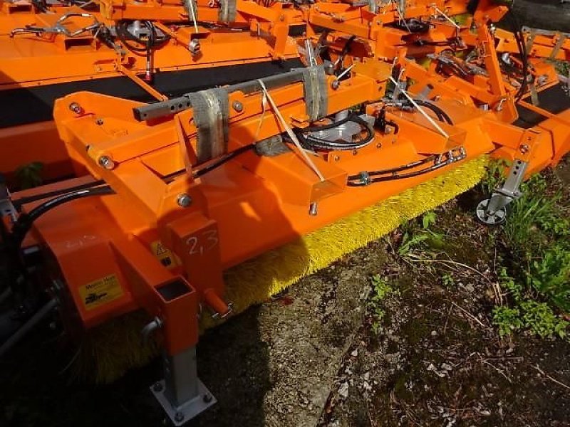 Kehrmaschine a típus SVD 1,5 Meter -2,3 Meter - teilweise mit Seitenbesen, Neumaschine ekkor: Neureichenau (Kép 3)