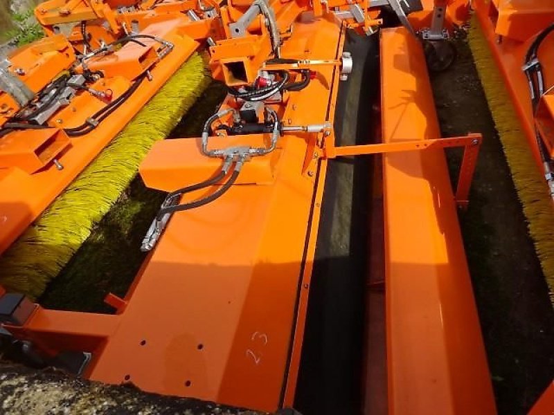 Kehrmaschine a típus SVD 1,5 Meter -2,3 Meter - teilweise mit Seitenbesen, Neumaschine ekkor: Neureichenau (Kép 6)