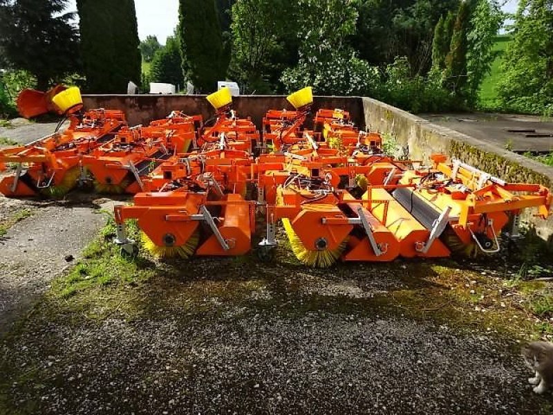 Kehrmaschine a típus SVD 1,5 Meter -2,3 Meter - teilweise mit Seitenbesen, Neumaschine ekkor: Neureichenau (Kép 2)