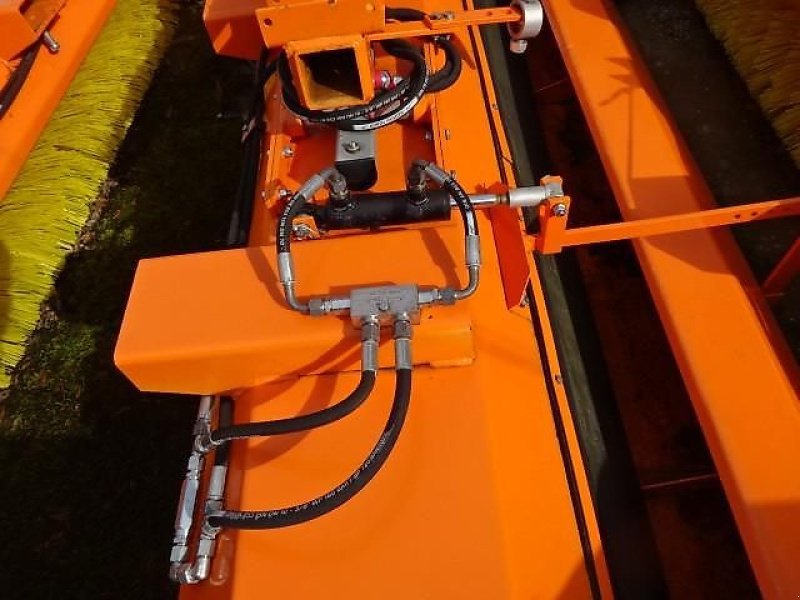 Kehrmaschine a típus SVD 1,5 Meter -2,3 Meter - teilweise mit Seitenbesen, Neumaschine ekkor: Neureichenau (Kép 5)