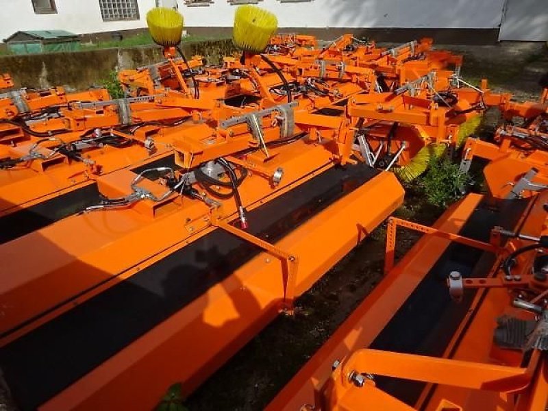 Kehrmaschine a típus SVD 1,5 Meter -2,3 Meter - teilweise mit Seitenbesen, Neumaschine ekkor: Neureichenau (Kép 4)