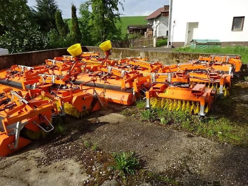 Kehrmaschine a típus SVD 1,5 Meter -2,3 Meter - teilweise mit Seitenbesen, Neumaschine ekkor: Neureichenau (Kép 1)