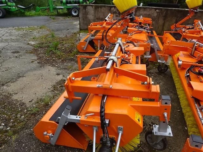 Kehrmaschine του τύπου SVD 2,3 M- Hydraulisch- mit Hydraulischer Wannenentleerung- auch mit Seitenkehrbesen möglich, Neumaschine σε Neureichenau (Φωτογραφία 16)