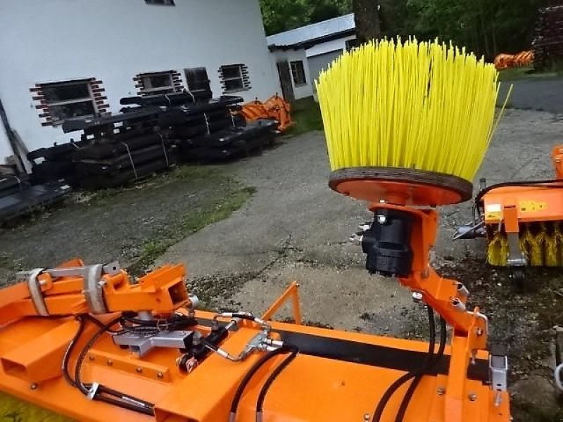 Kehrmaschine του τύπου SVD 2,3 M- Hydraulisch- mit Hydraulischer Wannenentleerung- auch mit Seitenkehrbesen möglich, Neumaschine σε Neureichenau (Φωτογραφία 26)