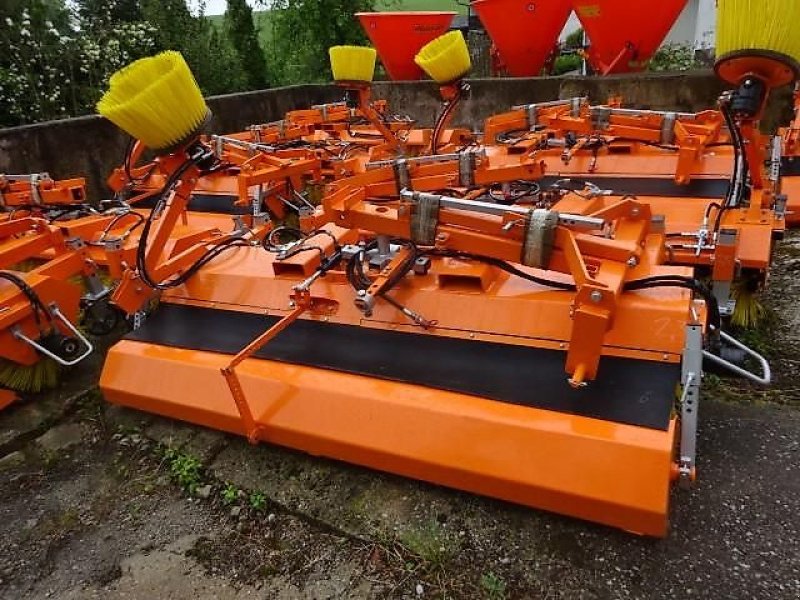 Kehrmaschine του τύπου SVD 2,3 M- Hydraulisch- mit Hydraulischer Wannenentleerung- auch mit Seitenkehrbesen möglich, Neumaschine σε Neureichenau (Φωτογραφία 14)