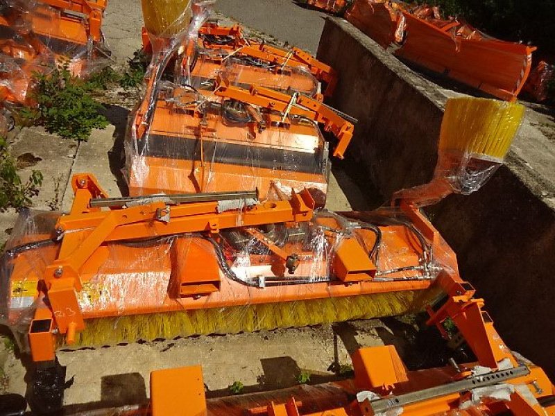 Kehrmaschine του τύπου SVD 2,3 M- Hydraulisch- mit Hydraulischer Wannenentleerung- auch mit Seitenkehrbesen möglich, Neumaschine σε Neureichenau (Φωτογραφία 12)