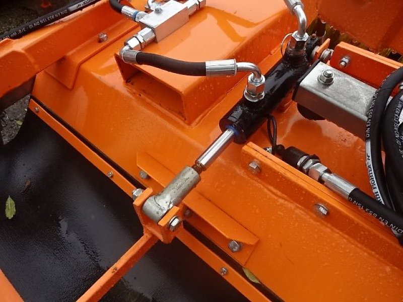 Kehrmaschine типа SVD SVD 1,5 M  - Hydraulische Wannenentleerung - auch möglich mit Seitenkehrbesen- Sonderpreise, Neumaschine в Neureichenau (Фотография 7)