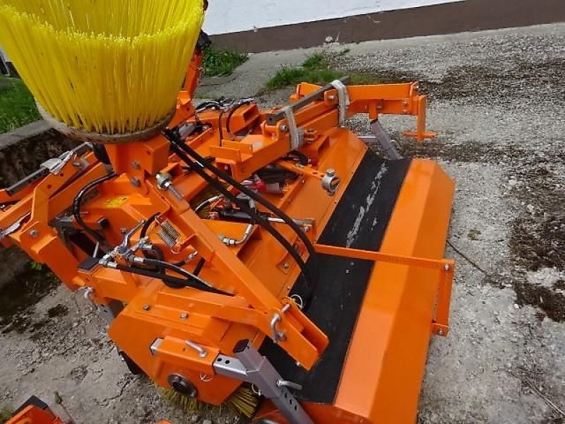 Kehrmaschine of the type SVD SVD 1,5 M  - Hydraulische Wannenentleerung - auch möglich mit Seitenkehrbesen- Sonderpreise, Neumaschine in Neureichenau (Picture 7)