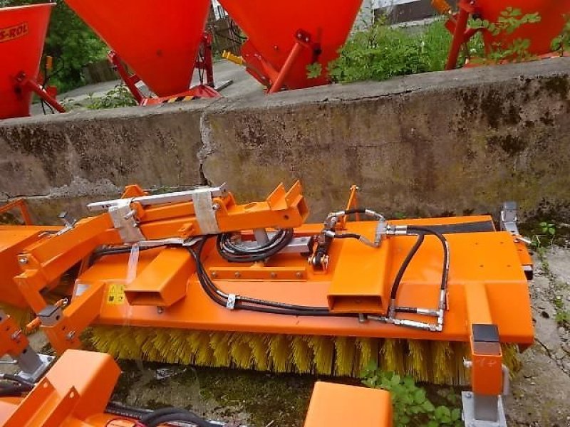 Kehrmaschine of the type SVD SVD 1,5 M  - Hydraulische Wannenentleerung - auch möglich mit Seitenkehrbesen- Sonderpreise, Neumaschine in Neureichenau (Picture 15)