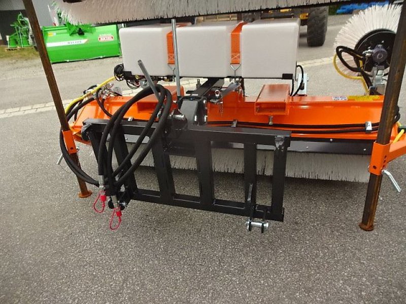 Kehrmaschine des Typs Talex Kehrmaschine 2,3 Meter - Eco - Clean- 2,30 - Profi- mit Anbau Dreipunkt und zusätzlich Anbau an Schnellwechselaufnahme- in verschiedenen Ausstattungen, Neumaschine in Neureichenau (Bild 9)