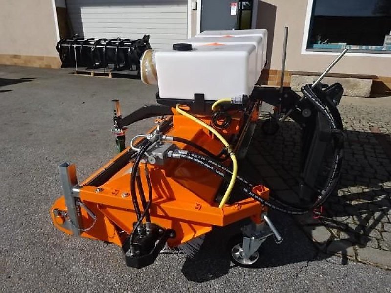 Kehrmaschine des Typs Talex Kehrmaschine- 2,3 Meter- Seitenbesen- Wassertank -3 Räder-Hydraulische Entleerung-  Sonderpreis, Neumaschine in Neureichenau (Bild 5)