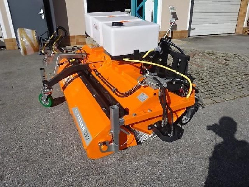 Kehrmaschine des Typs Talex Kehrmaschine- 2,3 Meter- Seitenbesen- Wassertank -3 Räder-Hydraulische Entleerung-  Sonderpreis, Neumaschine in Neureichenau (Bild 3)