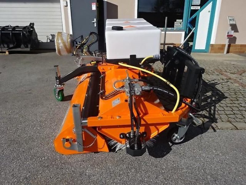 Kehrmaschine des Typs Talex Kehrmaschine- 2,3 Meter- Seitenbesen- Wassertank - Sonderpreis, Neumaschine in Neureichenau (Bild 4)