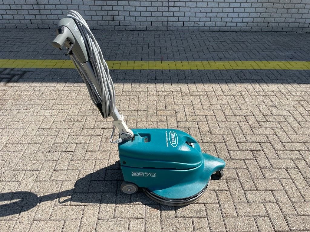 Kehrmaschine des Typs Tennant 2370, Gebrauchtmaschine in WIJCHEN (Bild 1)