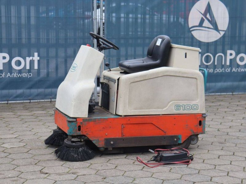 Kehrmaschine of the type Tennant 6100, Gebrauchtmaschine in Antwerpen (Picture 1)