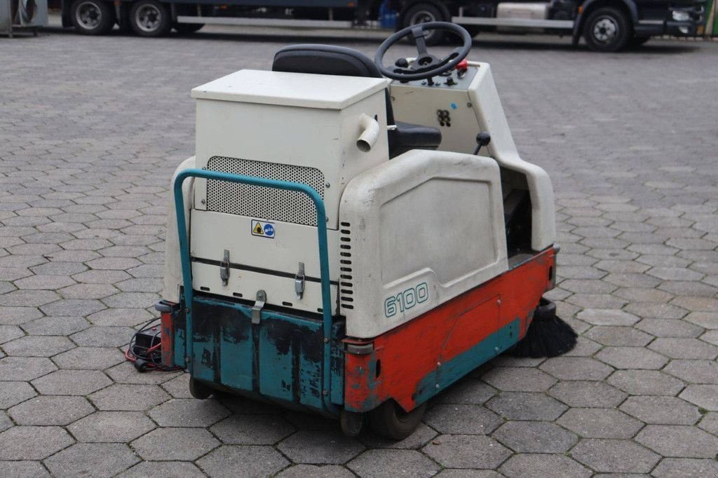 Kehrmaschine типа Tennant 6100, Gebrauchtmaschine в Antwerpen (Фотография 7)