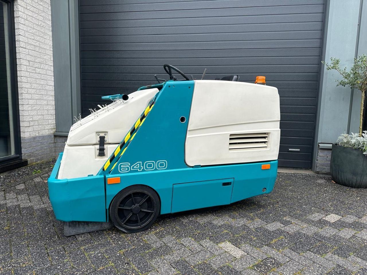 Kehrmaschine des Typs Tennant 6400, Gebrauchtmaschine in Oirschot (Bild 3)