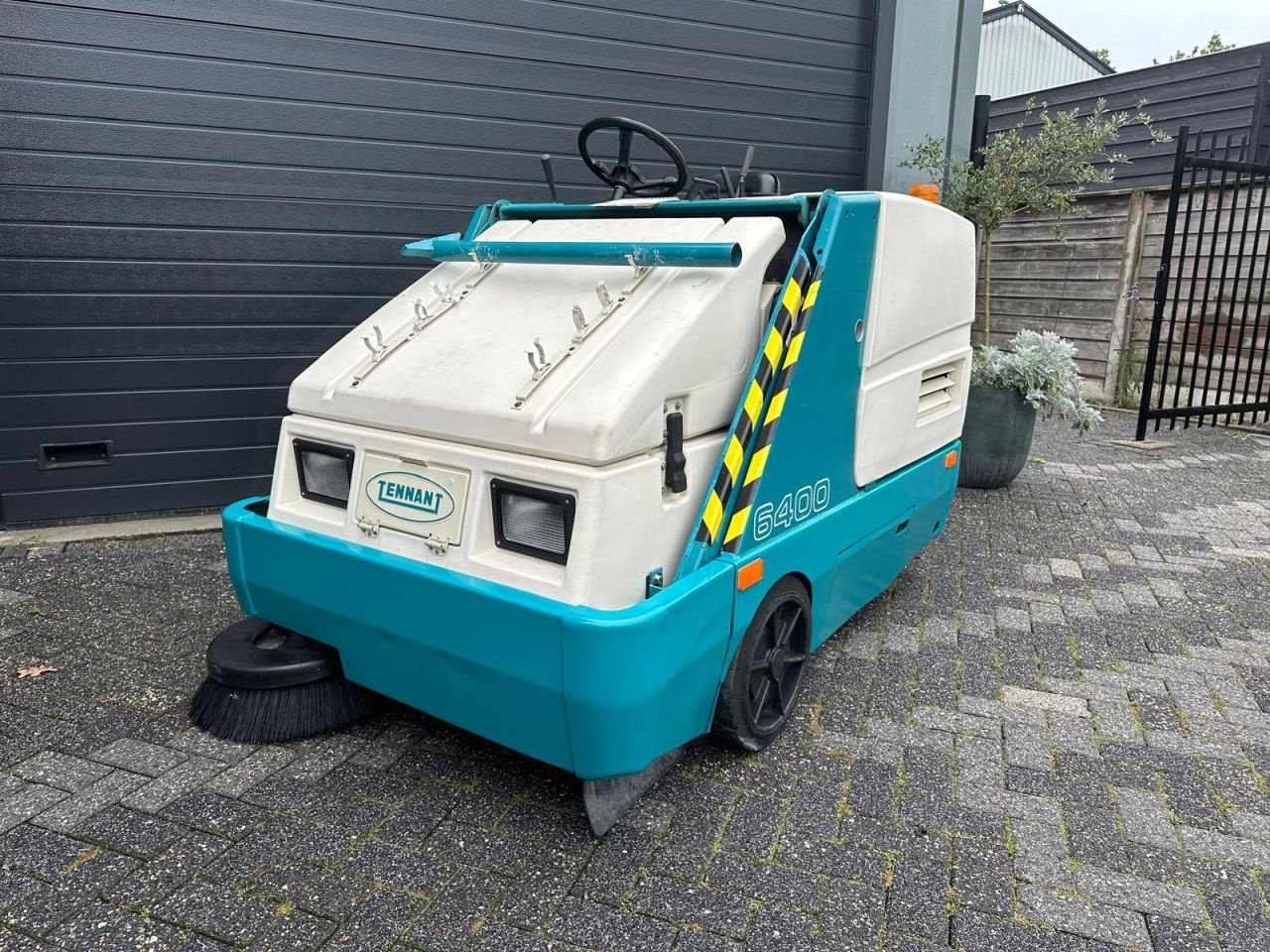 Kehrmaschine des Typs Tennant 6400, Gebrauchtmaschine in Oirschot (Bild 4)