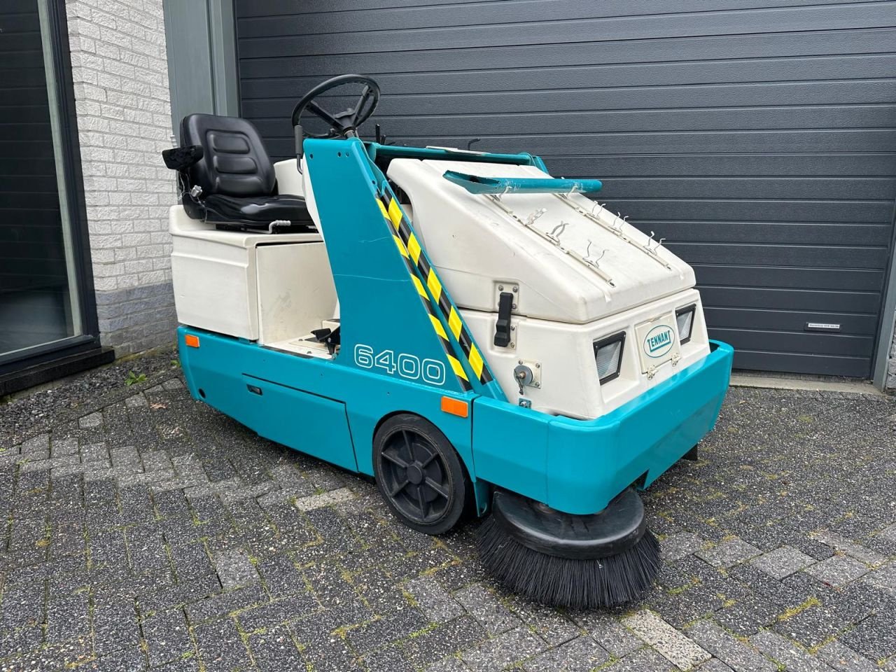 Kehrmaschine des Typs Tennant 6400, Gebrauchtmaschine in Oirschot (Bild 1)