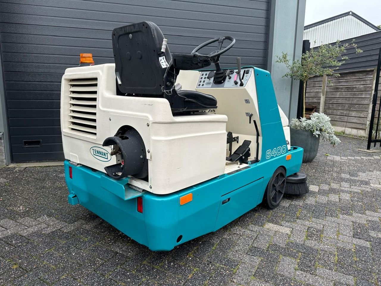 Kehrmaschine des Typs Tennant 6400, Gebrauchtmaschine in Oirschot (Bild 2)