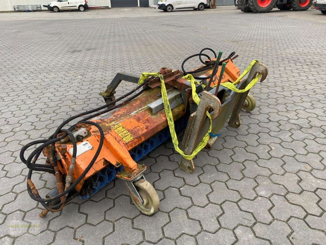 Kehrmaschine des Typs Tuchel Plus P1 260 HS 560 - JCB Aufnahme, Gebrauchtmaschine in Mühlengeez (Bild 2)