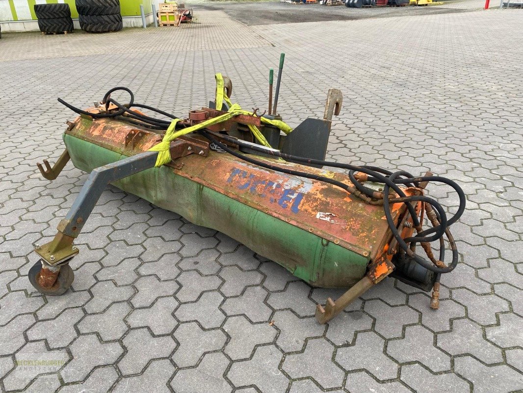 Kehrmaschine des Typs Tuchel Plus P1 260 HS 560 - JCB Aufnahme, Gebrauchtmaschine in Mühlengeez (Bild 1)